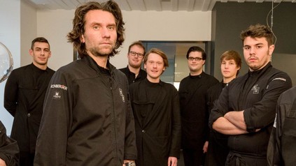 Markus Mraz (im Bild vorne, mit einem Teil seines Teams)