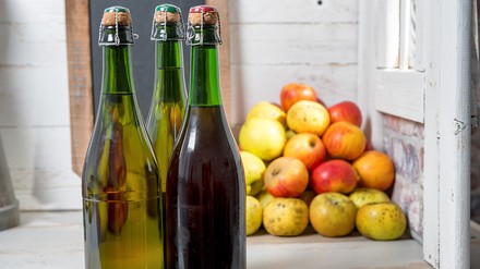 Bügelverschlussflaschen mit Apfelsaft