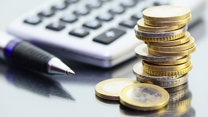 Geld, Stift und Taschenrechner