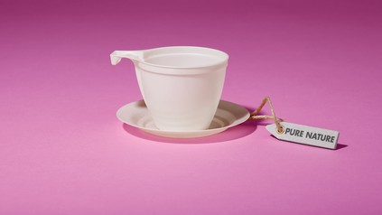 Kaffeetasse aus Plastik mit Etikett