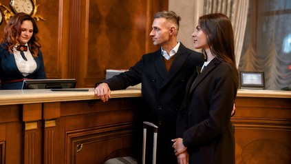Gäste an der Rezeption in einem Hotel