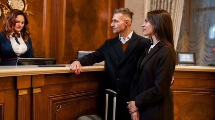 Gäste an der Rezeption in einem Hotel