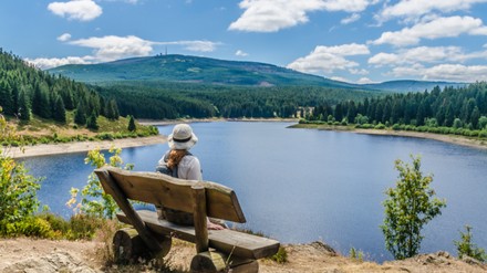 Blick auf den Brocken an der Eckertalsperre im Harz.