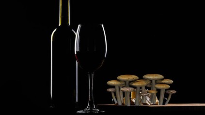 Ein Tisch mit Pilzen und einer Flasche Wein