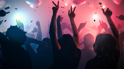 Club mit tanzenden Menschen