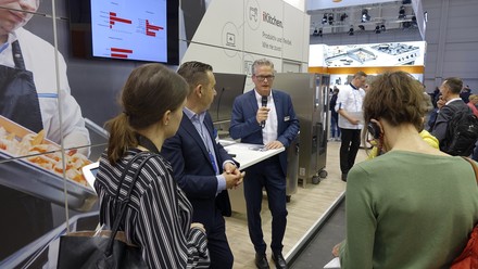 Ein Redner vor Fachpublikum