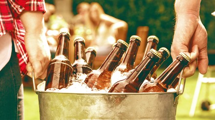 Bierflaschen in Wanne voll Eis