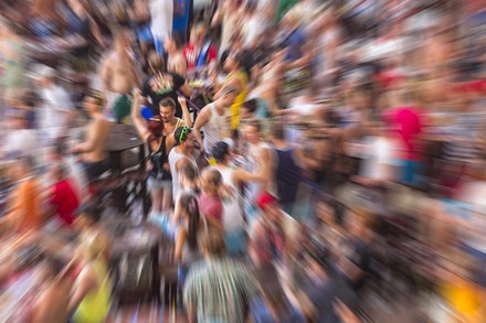 Ein Menschenauflauf in einer Kneipe