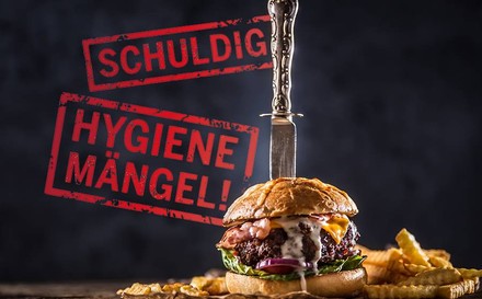Ein Burger mit einem Stempel „Hygienemangel“