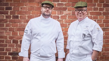 Peter Niemann (rechts) liegen Umwelt und Resscourcenschonung am Herzen. Daher setzt er auf das Farm-to-Table-Konzept. (Foto: © Relais & Châteaux Hotel Hohenhaus)