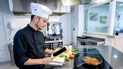 Ein Koch mit einem Handy in der Hand