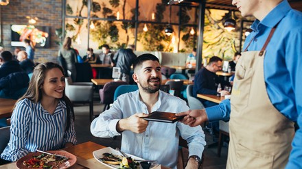 Gäste bezahlen im Restaurant