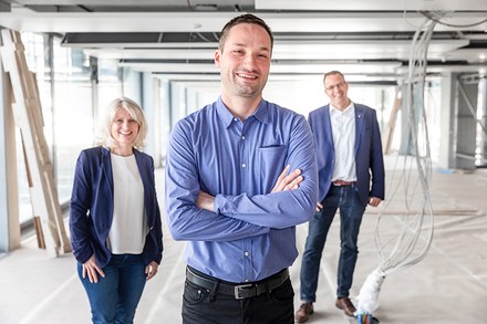 Thomas Portmann (Mitte), Roland Obrist und Monica Pellegrini freuen sich auf die Zusammenarbeit ab Juni 2019.