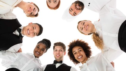 Flüchtlinge könnten eine Lösung für den Personalmangel in der Gastronomie darstellen. (Foto: © Andrey Popov/fotolia)