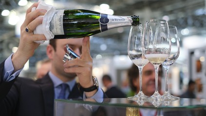 Mann schenkt Champagner auf der Messe ProWein aus