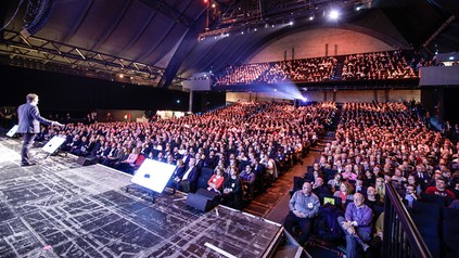 Eine Messehalle mit hunderten Gästen