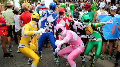 Eine Gruppe als Superhelden verkleideter Läufer auf der Marathonstrecke