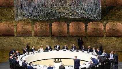 Eine runde Speisetafel mit Staatschefs