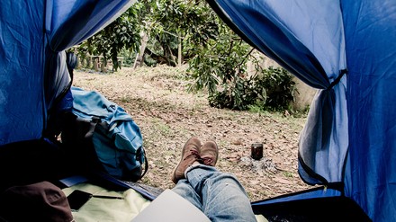 Blick aus einem Campingzelt auf den Campingplatz