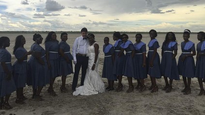 Der schwäbische Meisterkoch Ralf Herrgott mit seiner Frau, die er in einer protestantischen Owambo-Zeremonie heiraten wird. (Foto: © obs/SWR - Südwestrundfunk)