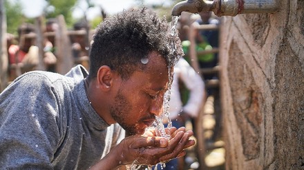 Mann in Äthiopien trinkt am Brunnen