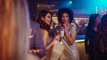 Zwei Frauen an der Bar in einem Club