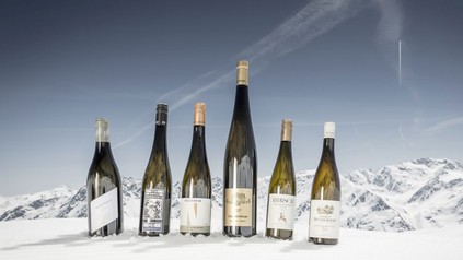 Weinflaschen im Schnee