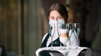 Eine Servicekraft mit Mundschutz