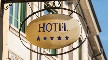 Hotel-Schild mit Sternen
