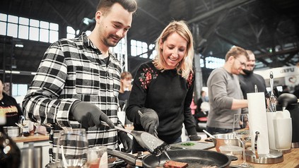 Frau und Mann beim Kochen auf der eat&style