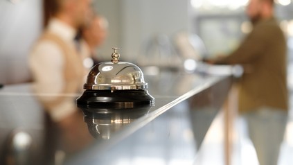 Hotelrezeption mit silberner Klingel