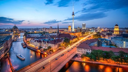 Berlin Mitte Skyline bei Nacht mit Fernsehturm und Blick über die Spree