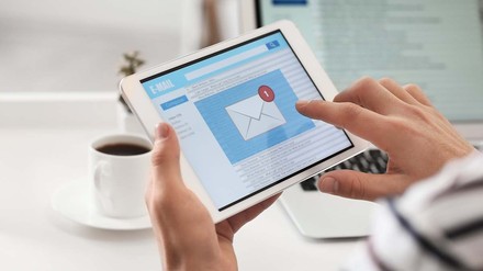 Tablet auf dem gerade eine E-Mail eingeht