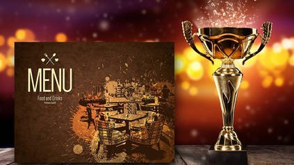 Eine Speisekarte und ein Pokal