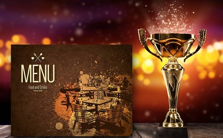 Eine Speisekarte und ein Pokal