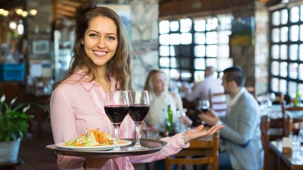 Eine Kellnerin in einem Restaurant