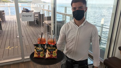 Ein kellner in einem Restaurant