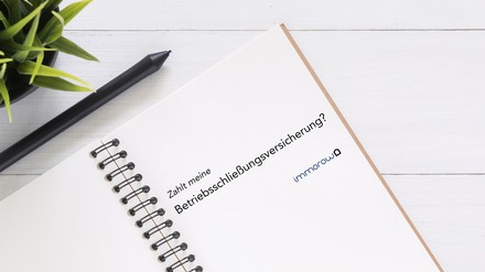 versicherungspapiere auf einem Tisch