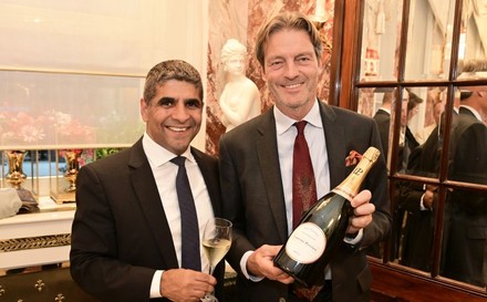 Sezai Özkan (Laurent-Perrier) und Importeur Ernst Polsterer-Kattus (r.) präsentierten die jüngsten Top-Cuveés aus dem Hause Laurent-Perrier
