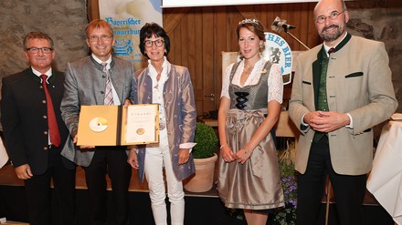 Übergabe der Auszeichnung