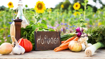 Ein Tisch voller Gemüse vom Bio-Hofladen