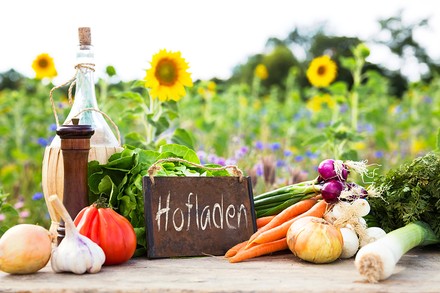 Ein Tisch voller Gemüse vom Bio-Hofladen