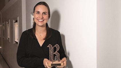 Angelika Grundler mit Trophäe