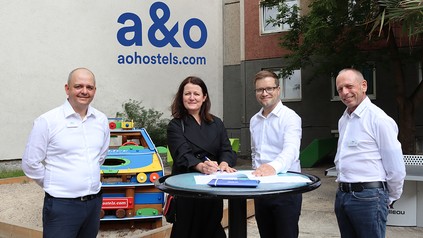 Besiegeln die Kooperation: v.l. Alexander Welch Guerra, General Manager a&o Berlin Mitte, Barbara Walder, Global Director Student Life Minerva, Phillip Winter, CMO a&o, und Chris Probst, Head of Sales DACH (Foto: © a&o)