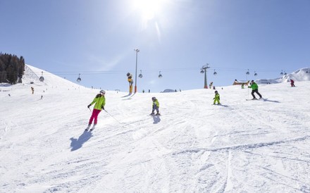 Ein gut besuchtes Skigebiet in Tirol