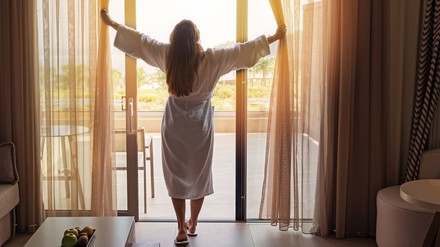 Ein Gast in einem Hotelzimmer