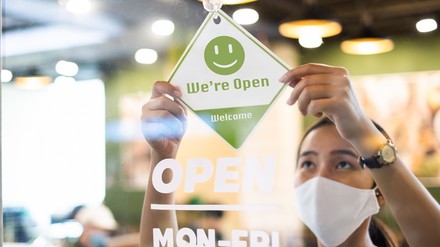 Eine Kellnerin mit Mundschutz