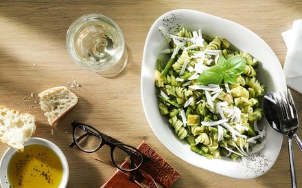 Frische Pasta, ein Glas Wein, etwas Brot und Olivenöl