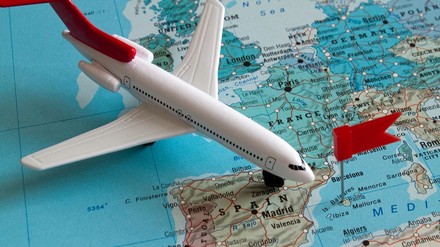 Ein Flugzeug steuert Mallorca an