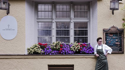 Sigi Schelling vor ihrem Restaurant